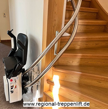 Lifteinbau auf kurviger Treppe in Altfraunhofen